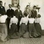 This is what wifes had to do in front of public in 1900’s