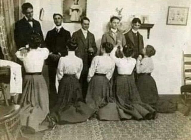 This is what wifes had to do in front of public in 1900’s