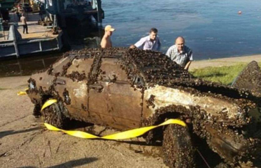 Shocking Find! Man Discovers Car at Bottom of River and Calls Police!