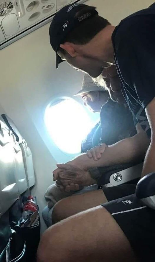 Passenger’s Unexpected Act of Kindness on Flight Leaves Everyone in Tears!