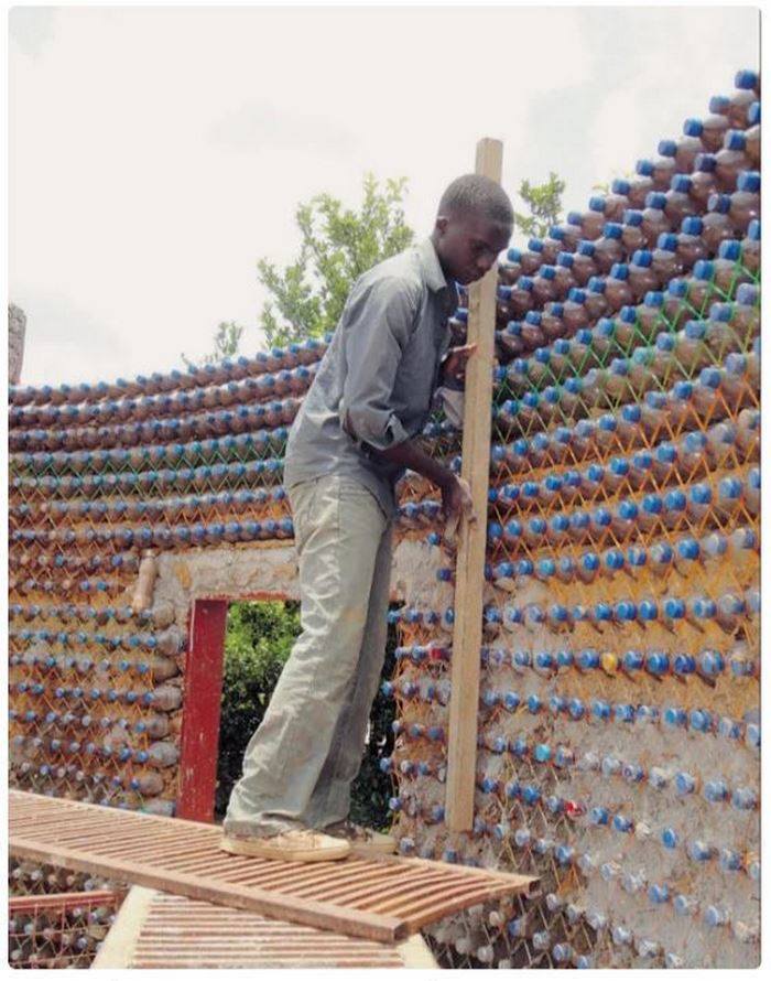 You Won’t Believe What This Man Used to Build His House – It’s Made Entirely of Plastic Bottles!